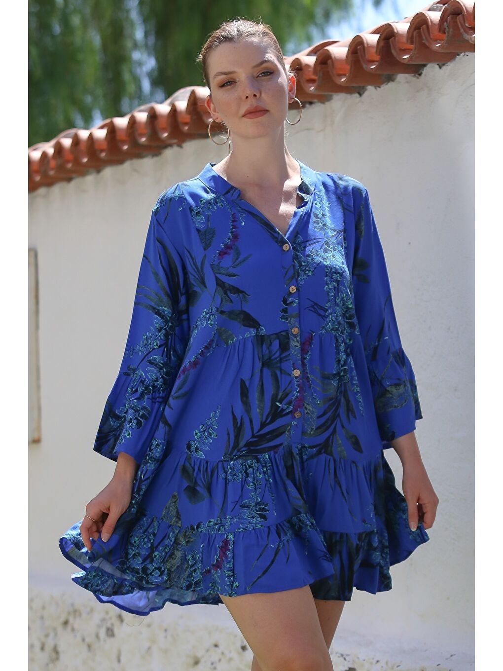 Saks Mavisi Hakim Yaka Volanlı Kol Düğmeli Eteği Fırfırlı Allover Baskılı Casual Dokuma Elbise 90 64