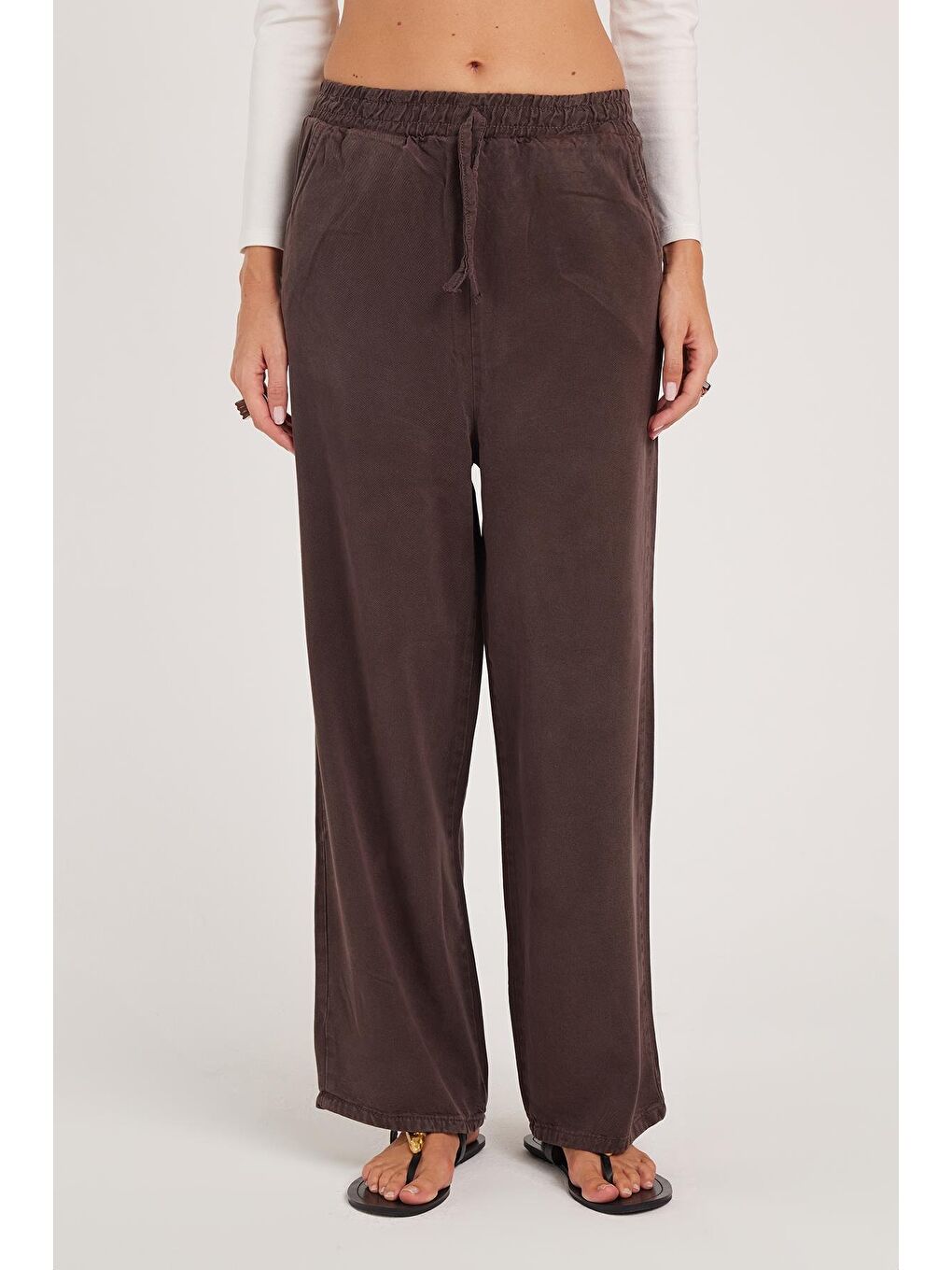 Kadın Regular Fit Klasik Kesim Pamuklu Geniş Paça Kahverengi Pantolon