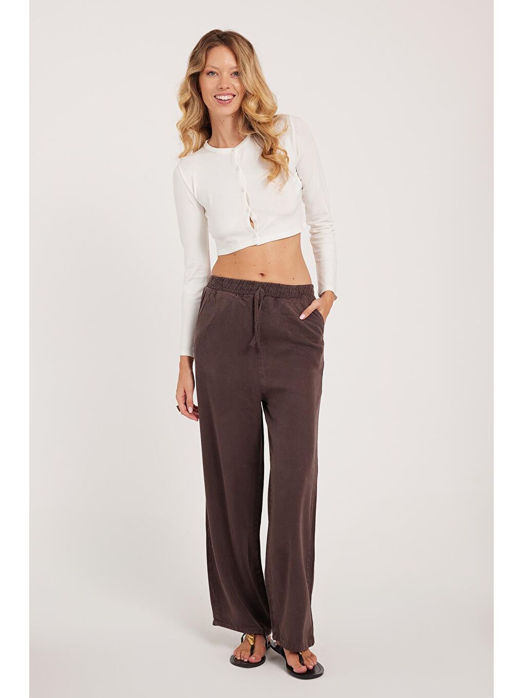 Kadın Regular Fit Klasik Kesim Pamuklu Geniş Paça Kahverengi Pantolon-1