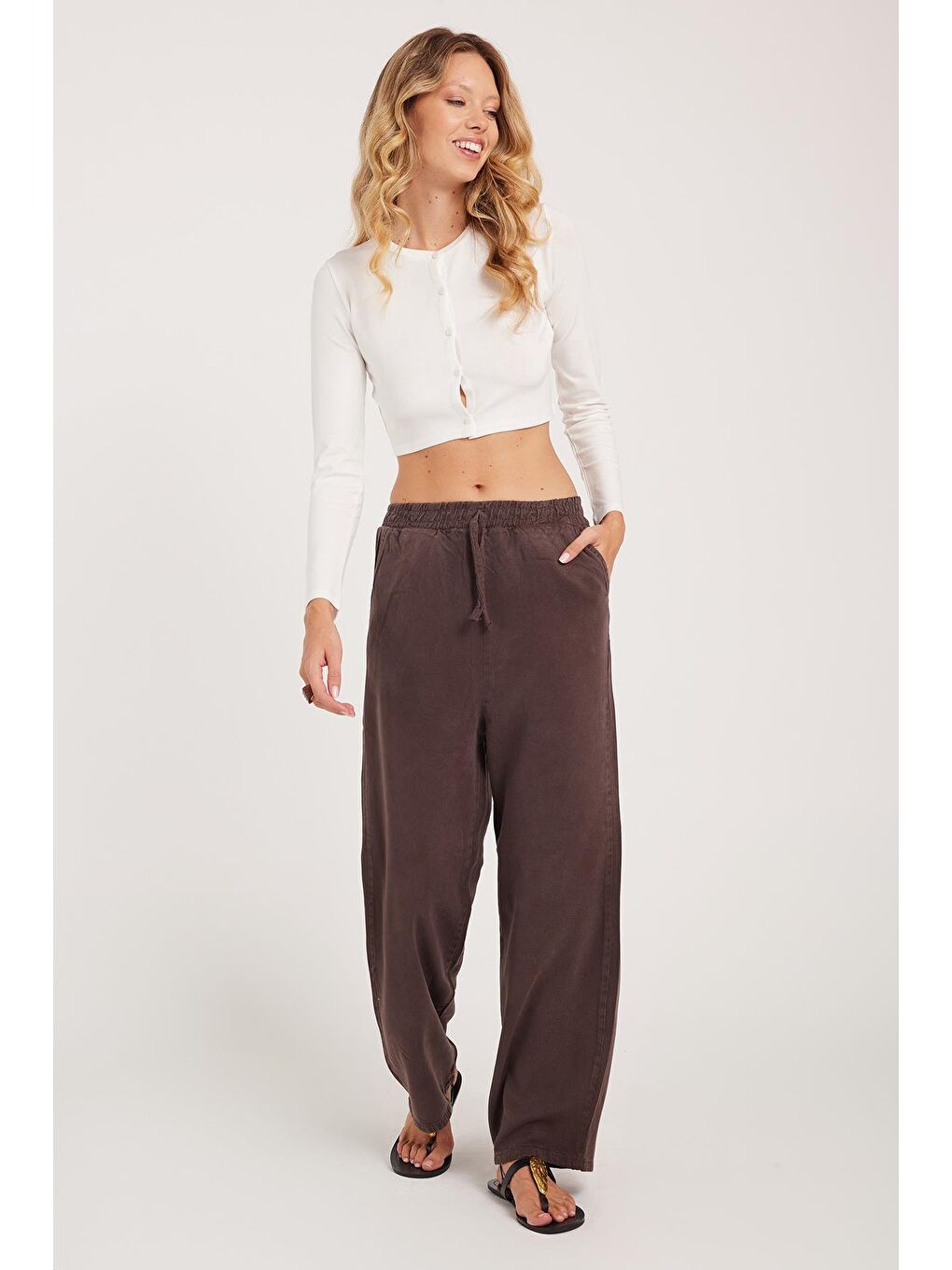 Kadın Regular Fit Klasik Kesim Pamuklu Geniş Paça Kahverengi Pantolon-3
