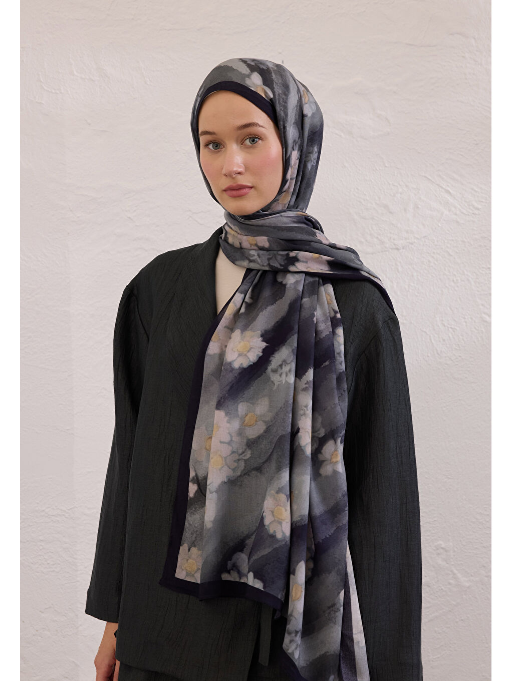 Soft Daısy Desen Rami Şal Lacivert-3