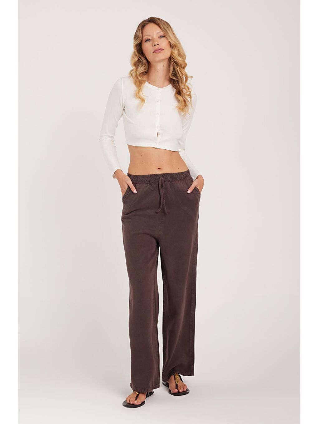 Kadın Regular Fit Klasik Kesim Pamuklu Geniş Paça Kahverengi Pantolon-4