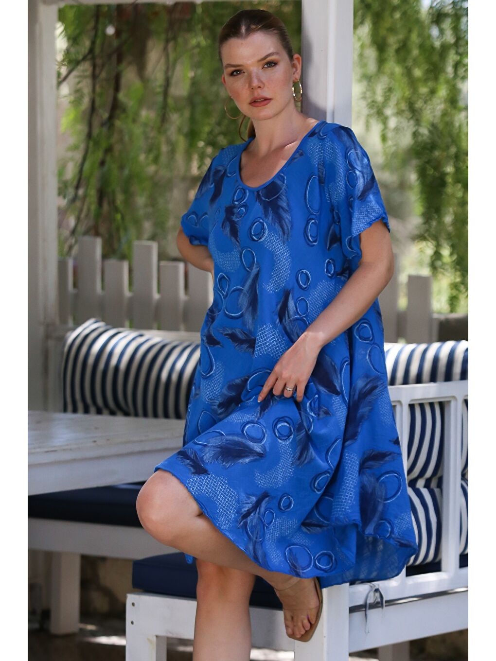 İtalyan Saks Mavisi Havuz Yaka Kısa Kol Allover Baskılı Casual Oversize Dokuma Elbise 110 75