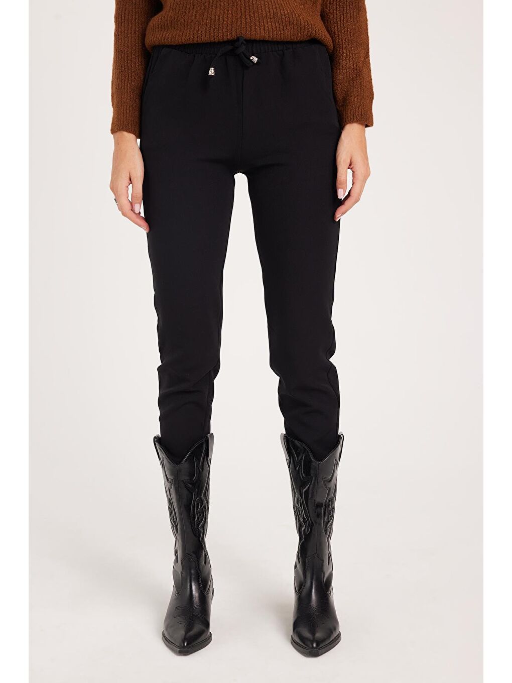 Kadın Relax Fit Rahat Kesim Yüksel Bel Dar Paça Beli Lastikli Bağcıklı Siyah Pantolon