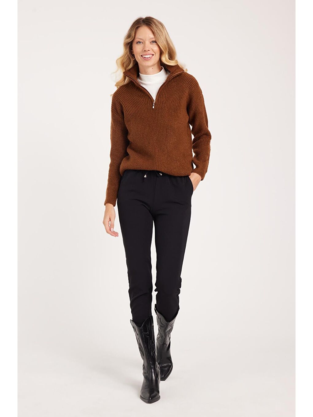 Kadın Relax Fit Rahat Kesim Yüksel Bel Dar Paça Beli Lastikli Bağcıklı Siyah Pantolon-1