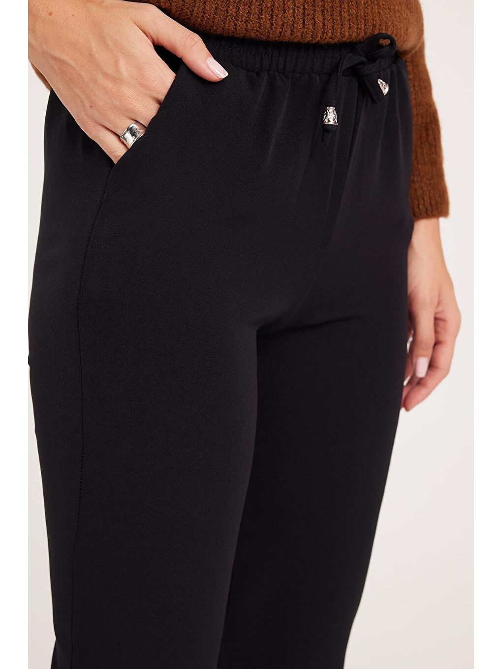 Kadın Relax Fit Rahat Kesim Yüksel Bel Dar Paça Beli Lastikli Bağcıklı Siyah Pantolon-2