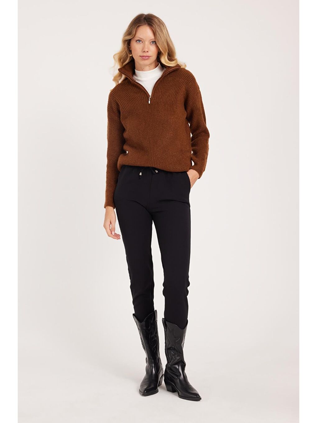 Kadın Relax Fit Rahat Kesim Yüksel Bel Dar Paça Beli Lastikli Bağcıklı Siyah Pantolon-4