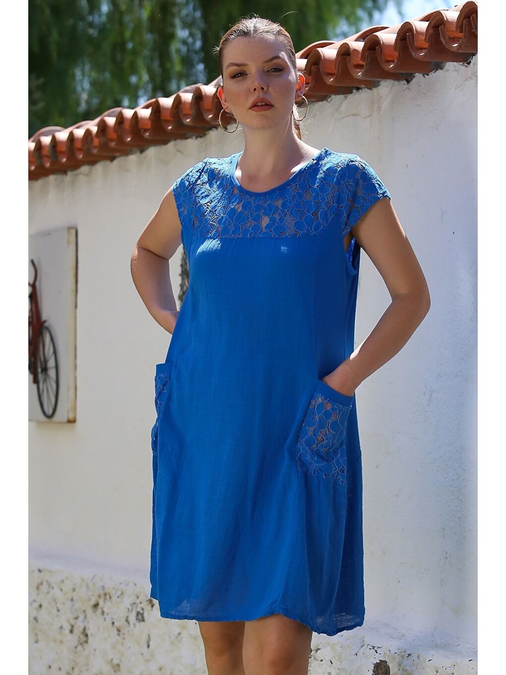 İtalyan Saks Mavisi Yuvarlak Yaka Düşük Kol Cepli Dantelli Keten Karışımlı Dokuma Elbise 95 62-3