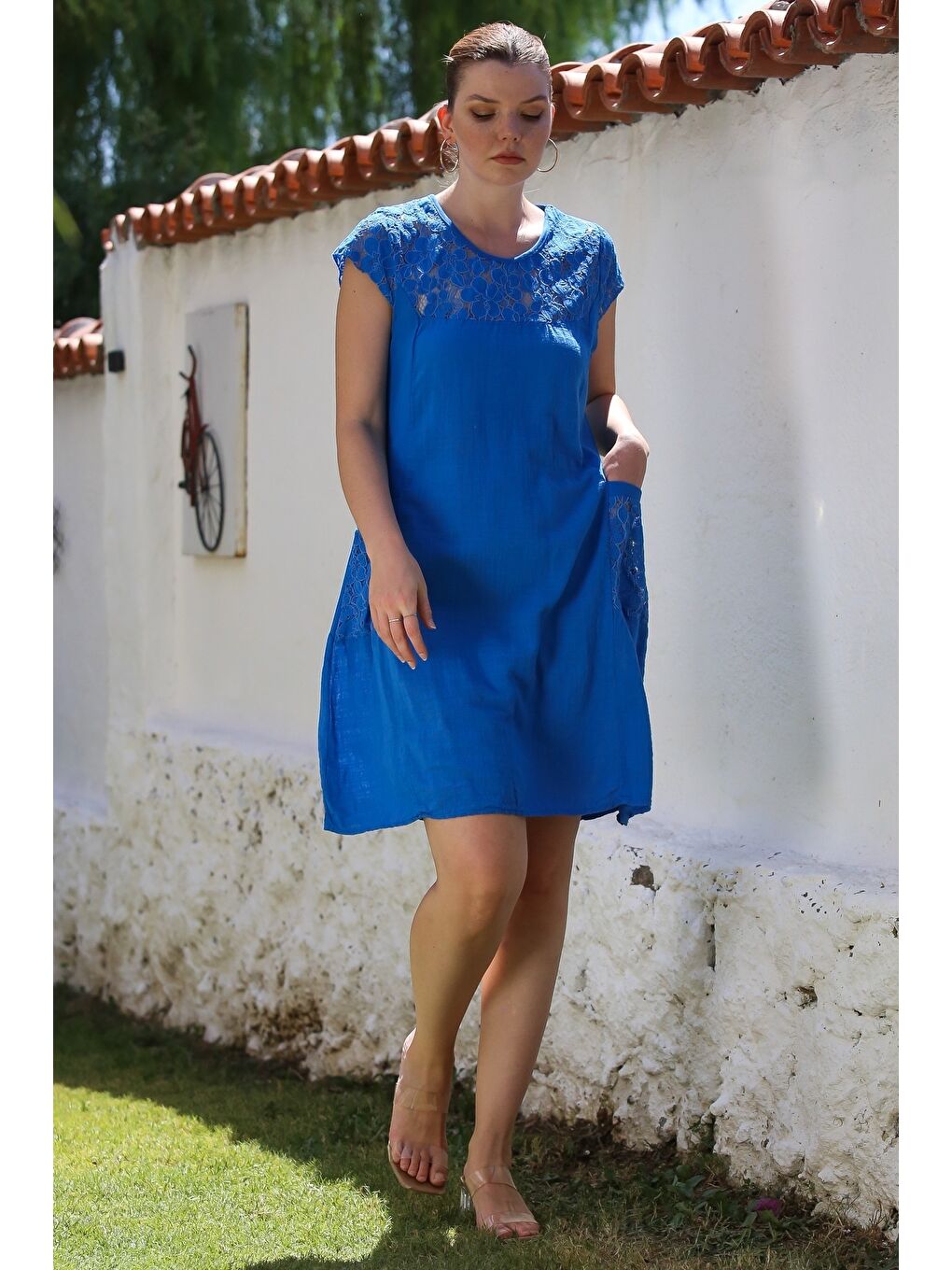 İtalyan Saks Mavisi Yuvarlak Yaka Düşük Kol Cepli Dantelli Keten Karışımlı Dokuma Elbise 95 62-4