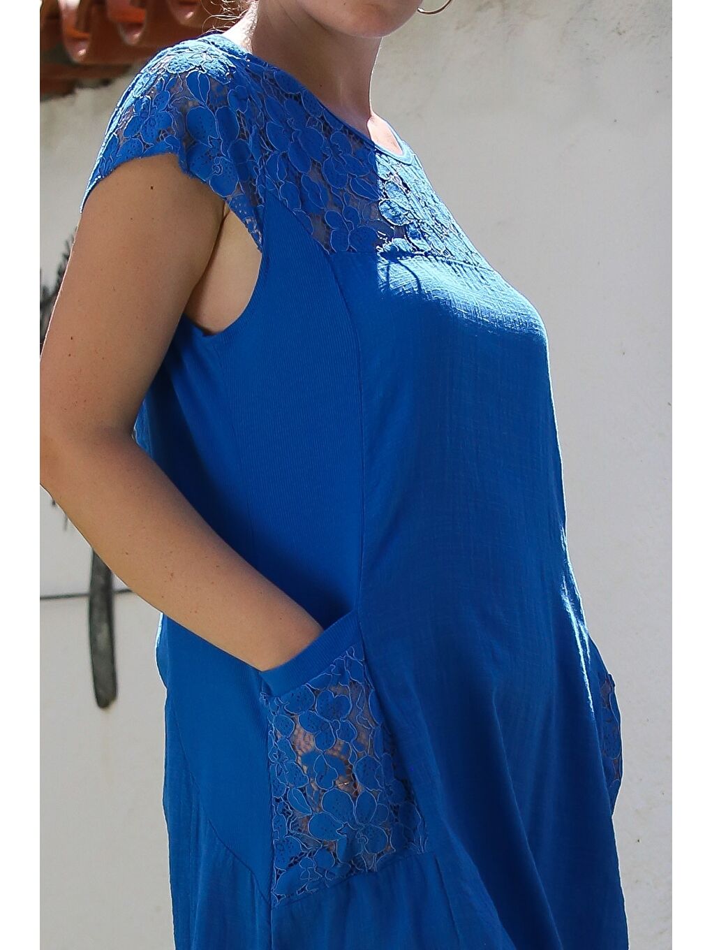 İtalyan Saks Mavisi Yuvarlak Yaka Düşük Kol Cepli Dantelli Keten Karışımlı Dokuma Elbise 95 62-6