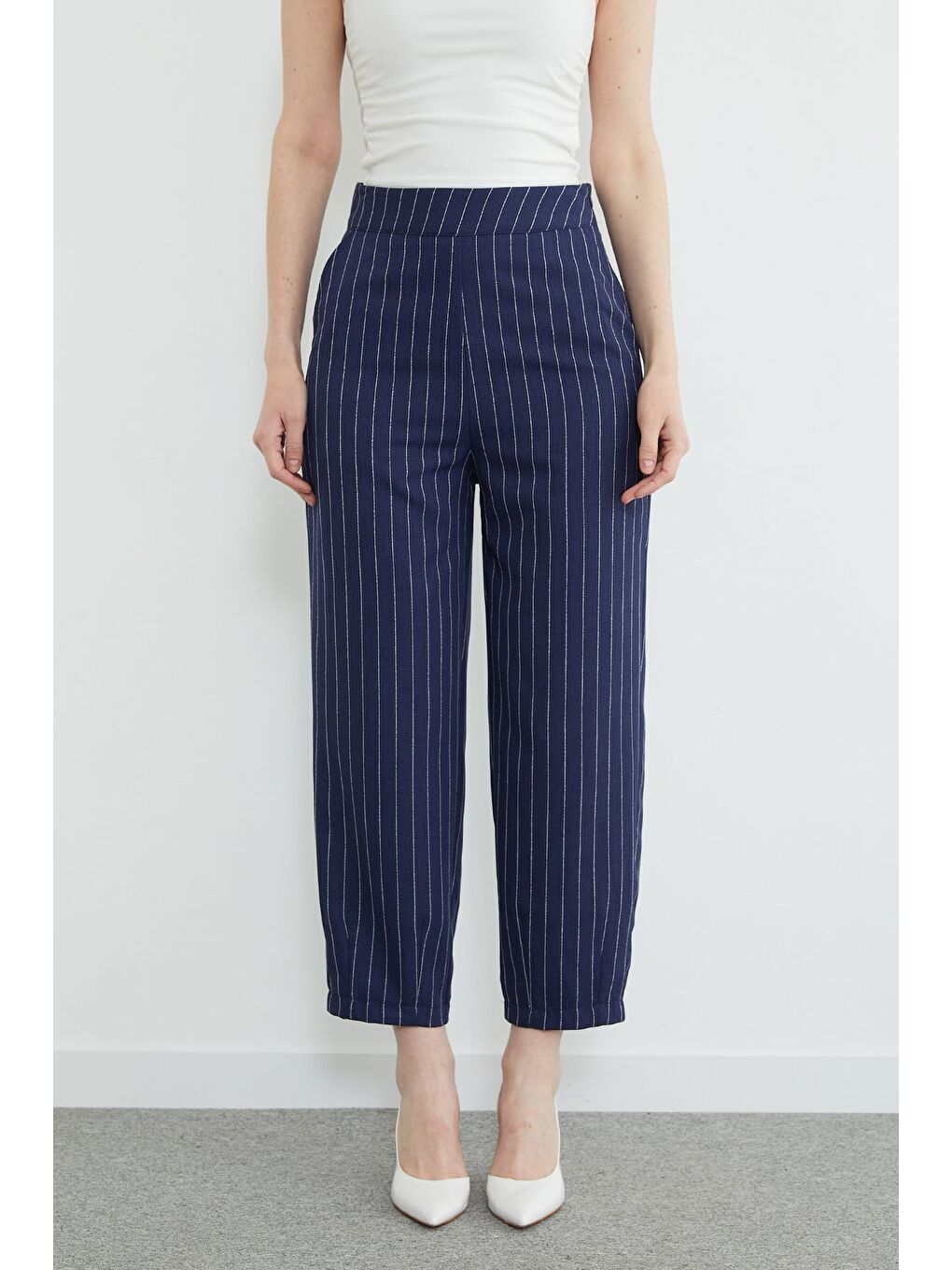 Lacivert Çizgili Fermuarlı Pensli Cepli Pantolon-4