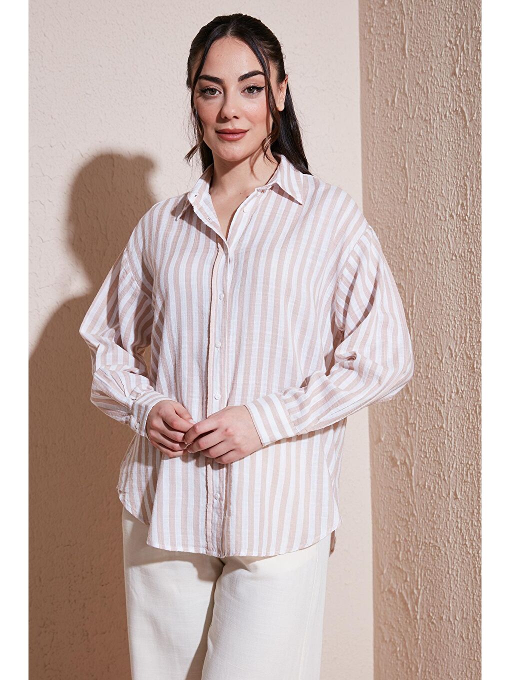 Bej Çizgili Pamuklu Relaxed Fit Kadın Gömlek 24Y0670K1