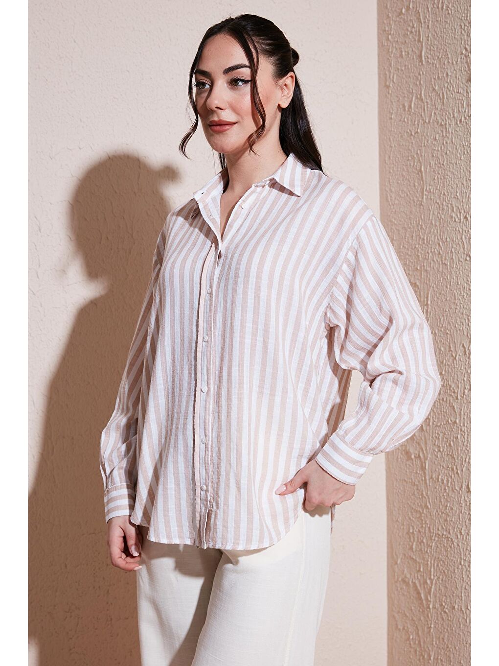 Bej Çizgili Pamuklu Relaxed Fit Kadın Gömlek 24Y0670K1-1