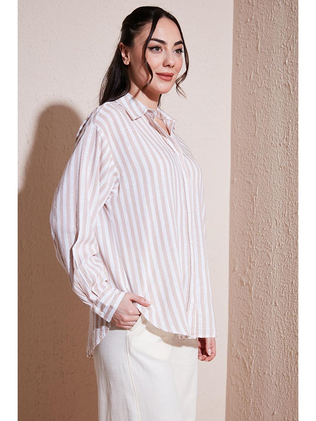 Bej Çizgili Pamuklu Relaxed Fit Kadın Gömlek 24Y0670K1-2