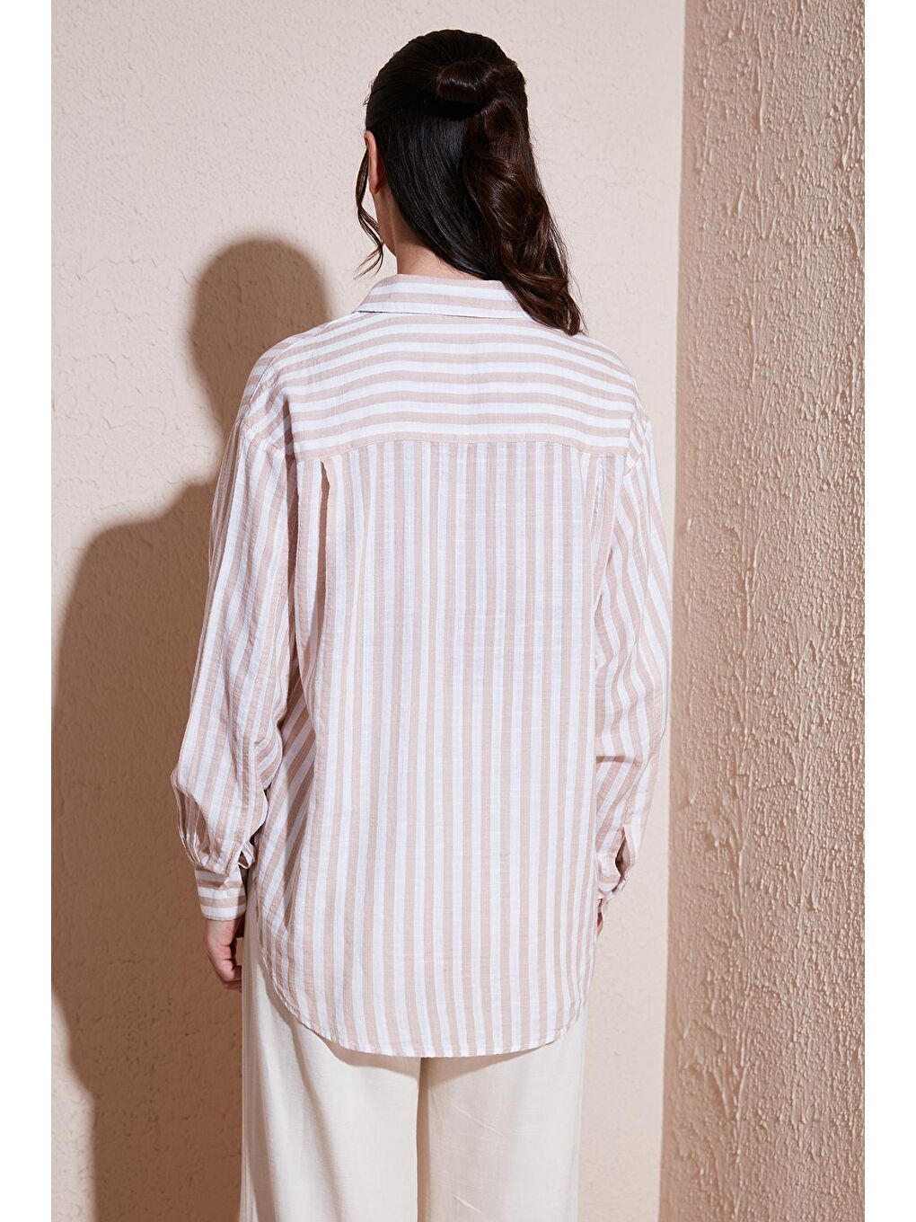 Bej Çizgili Pamuklu Relaxed Fit Kadın Gömlek 24Y0670K1-3