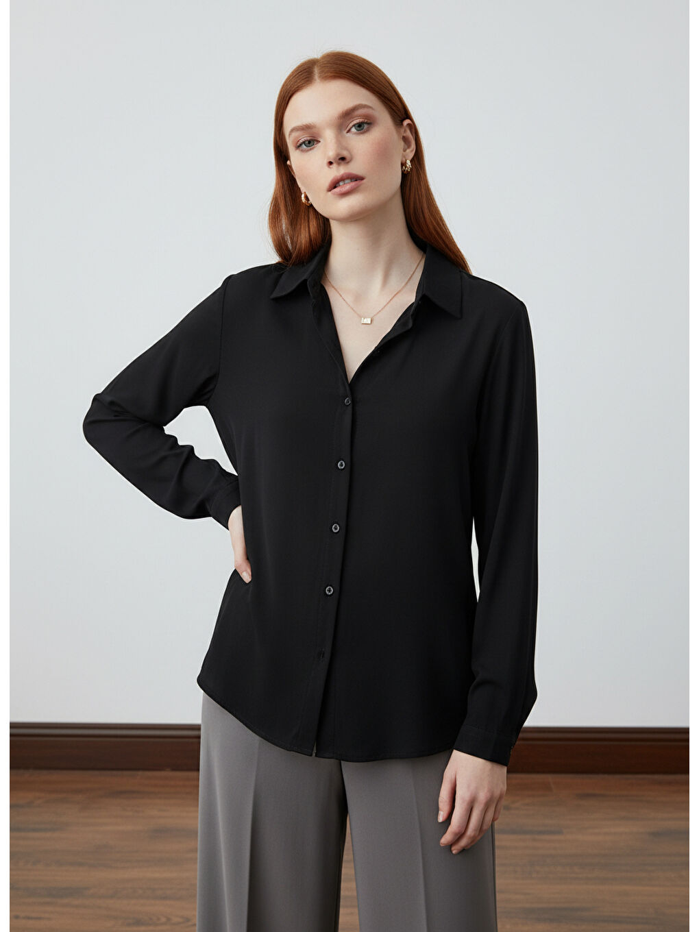 Siyah Arkası Uzun Tiril Tiril Viskon Kadın Gömleği