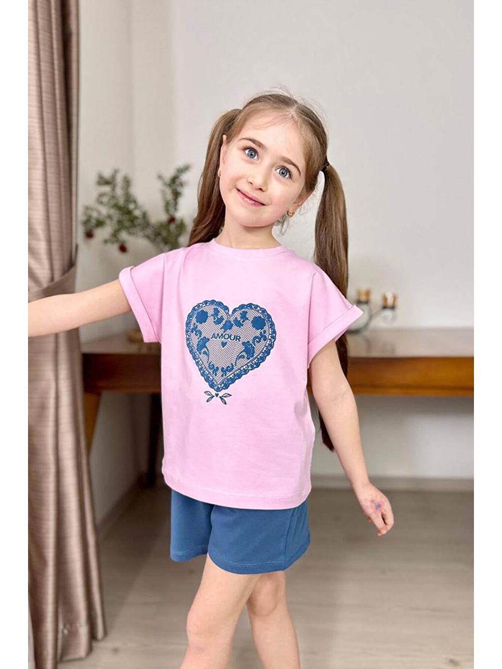 Kız Çocuk Göğsünde Dantel İşleme Kalp Detaylı Pembe T-Shirt Beli Lastikli Şortlu Takım-1