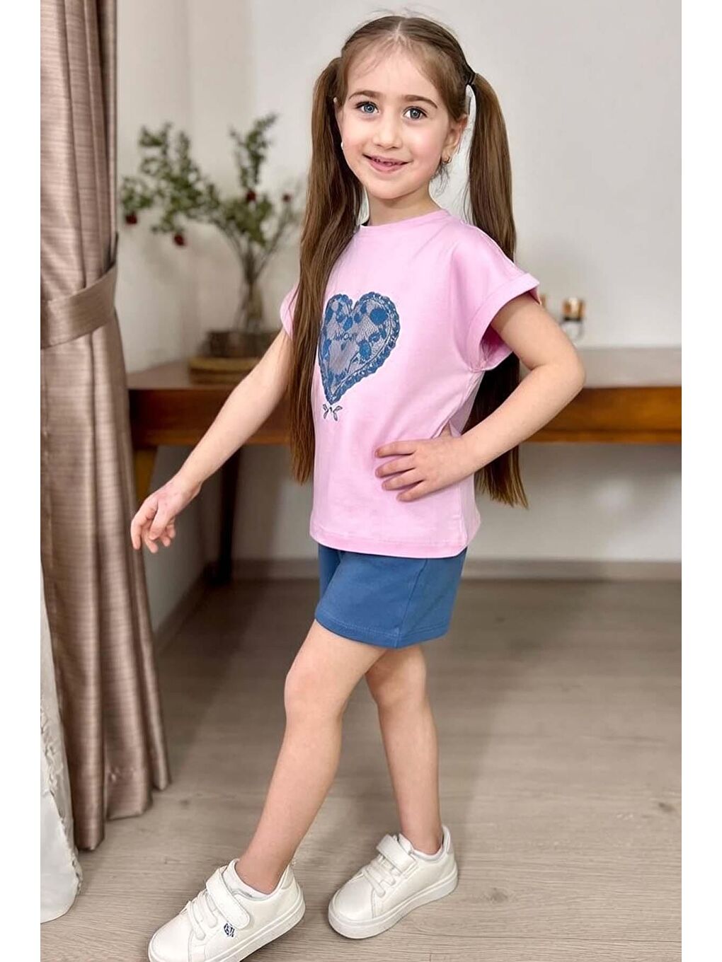 Kız Çocuk Göğsünde Dantel İşleme Kalp Detaylı Pembe T-Shirt Beli Lastikli Şortlu Takım-2