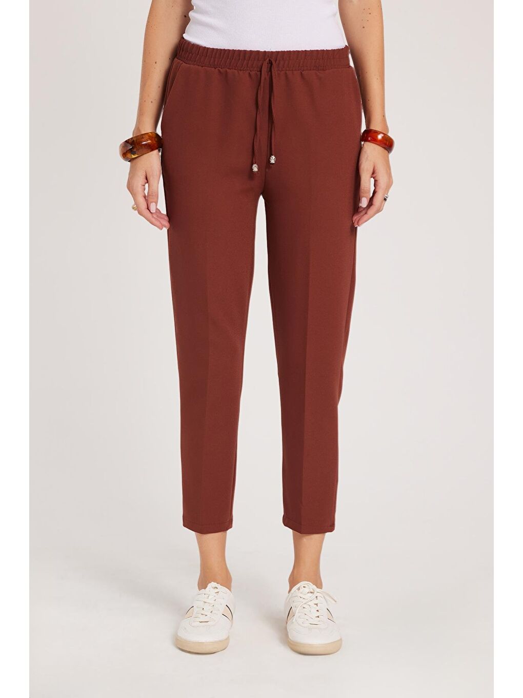 Kadın Relax Fit Rahat Kesim Yüksel Bel Dar Paça Beli Lastikli Bağcıklı Kahverengi Pantolon