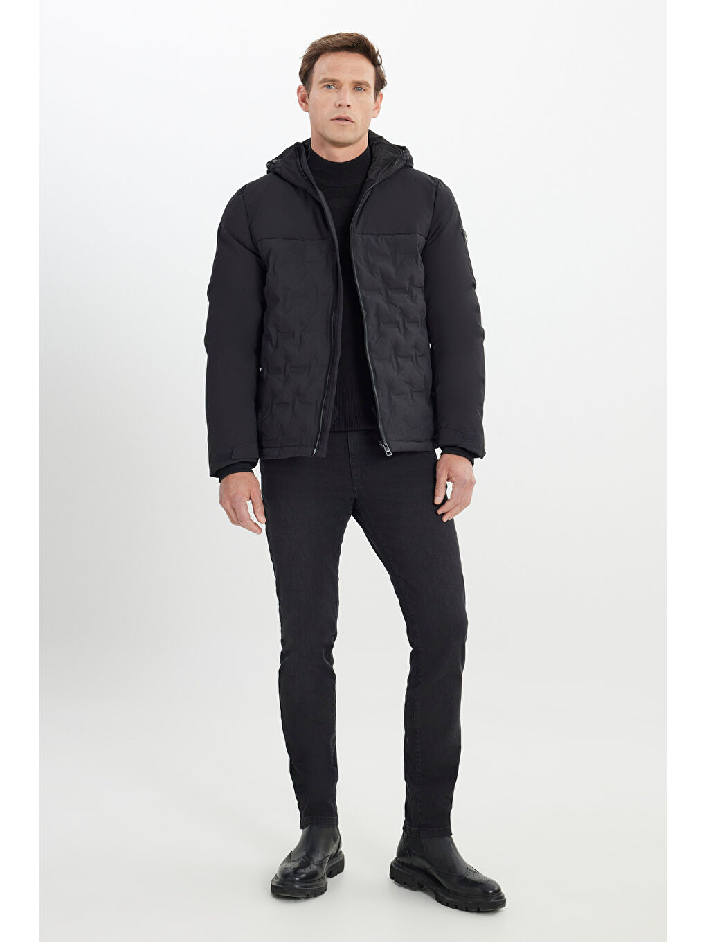 Erkek Siyah Termometreli Standart Fit Normal Kesim Kapüşon Yaka Desenli Yan Cepli Şişme Mont-1