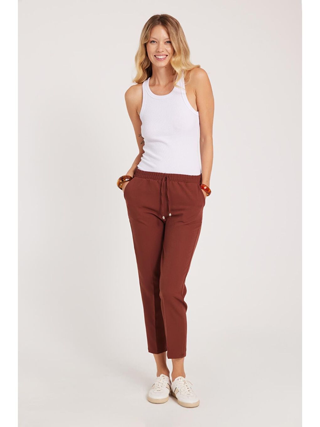 Kadın Relax Fit Rahat Kesim Yüksel Bel Dar Paça Beli Lastikli Bağcıklı Kahverengi Pantolon-1