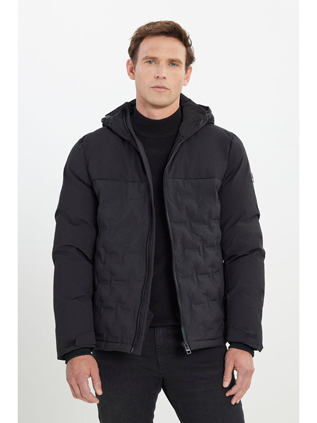 Erkek Siyah Termometreli Standart Fit Normal Kesim Kapüşon Yaka Desenli Yan Cepli Şişme Mont-2