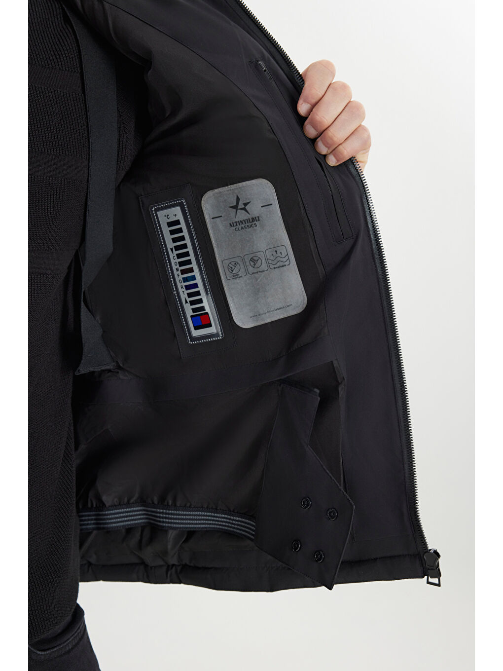 Erkek Siyah Termometreli Standart Fit Normal Kesim Kapüşon Yaka Desenli Yan Cepli Şişme Mont-3