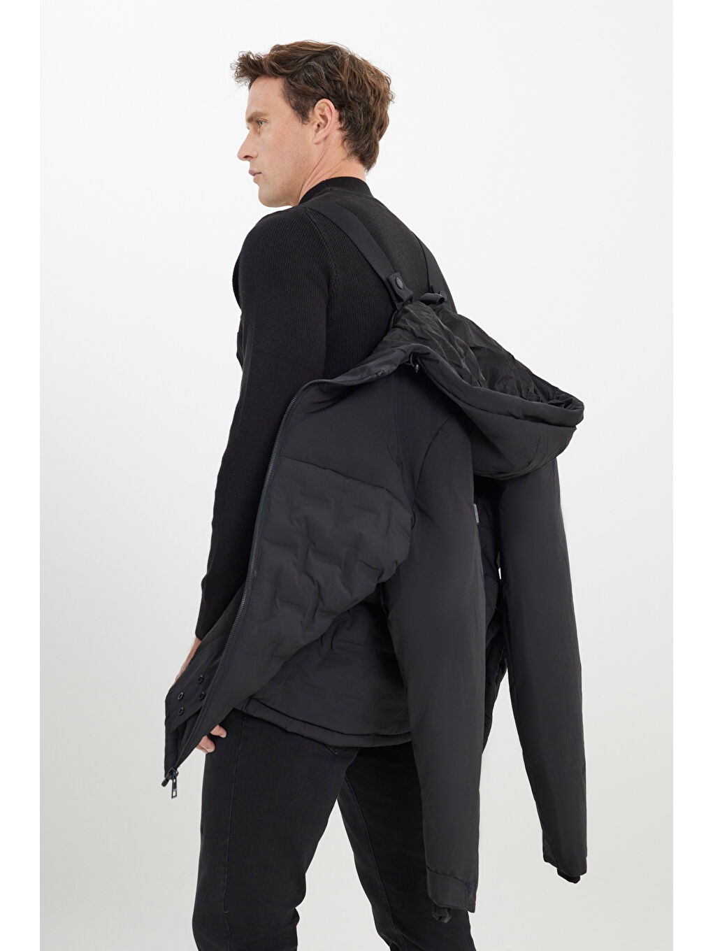 Erkek Siyah Termometreli Standart Fit Normal Kesim Kapüşon Yaka Desenli Yan Cepli Şişme Mont-4