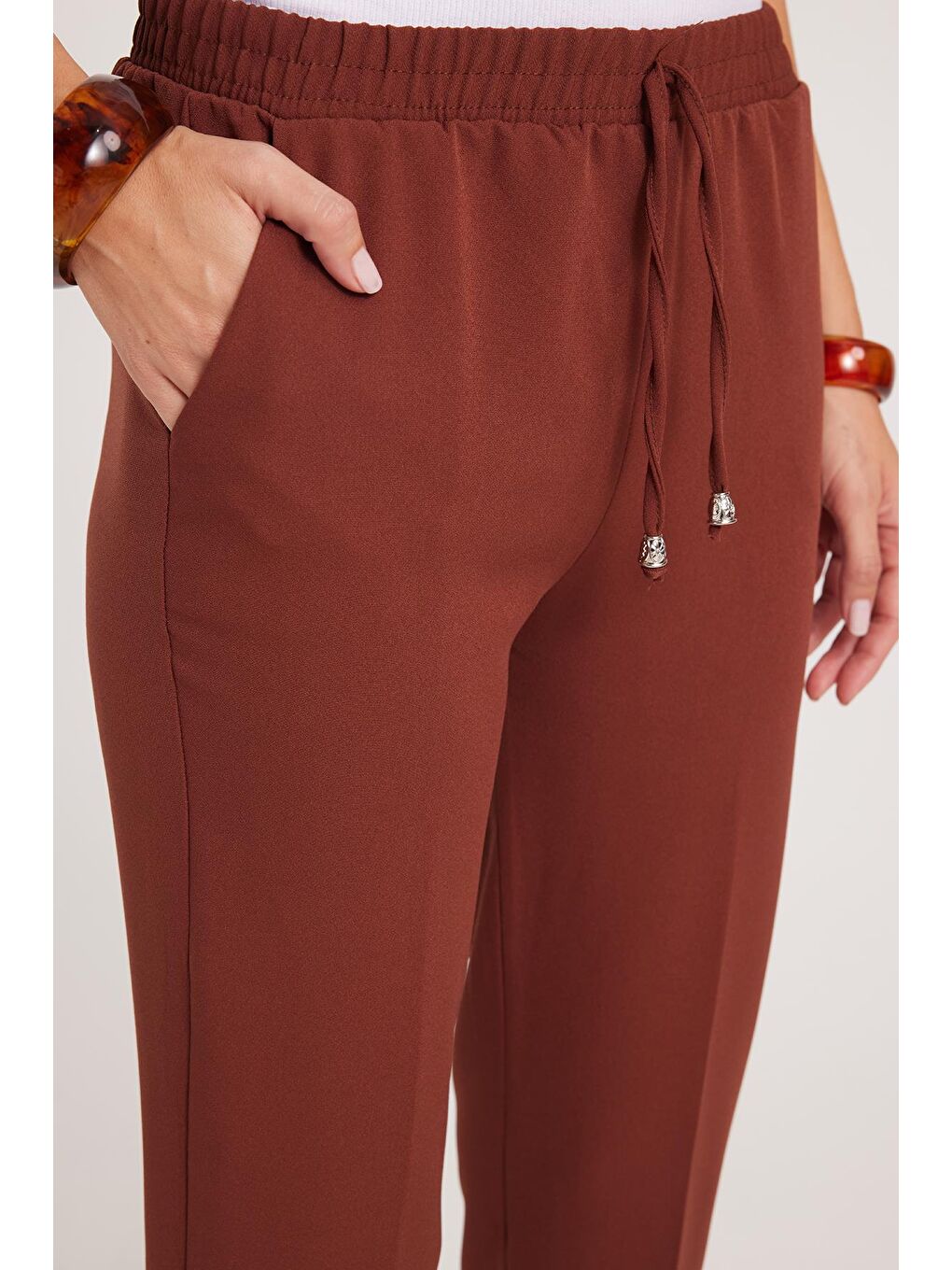 Kadın Relax Fit Rahat Kesim Yüksel Bel Dar Paça Beli Lastikli Bağcıklı Kahverengi Pantolon-2