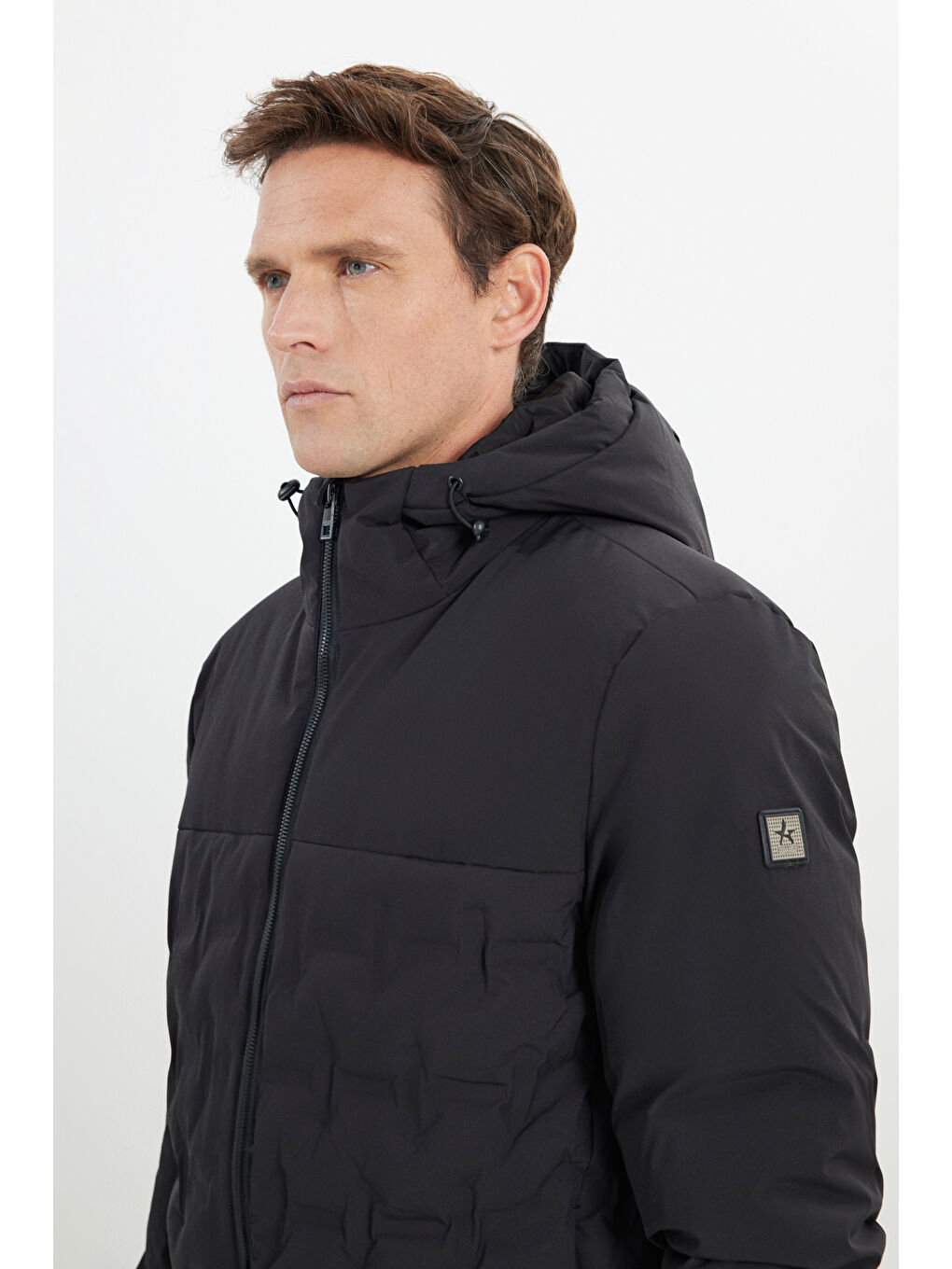 Erkek Siyah Termometreli Standart Fit Normal Kesim Kapüşon Yaka Desenli Yan Cepli Şişme Mont-6