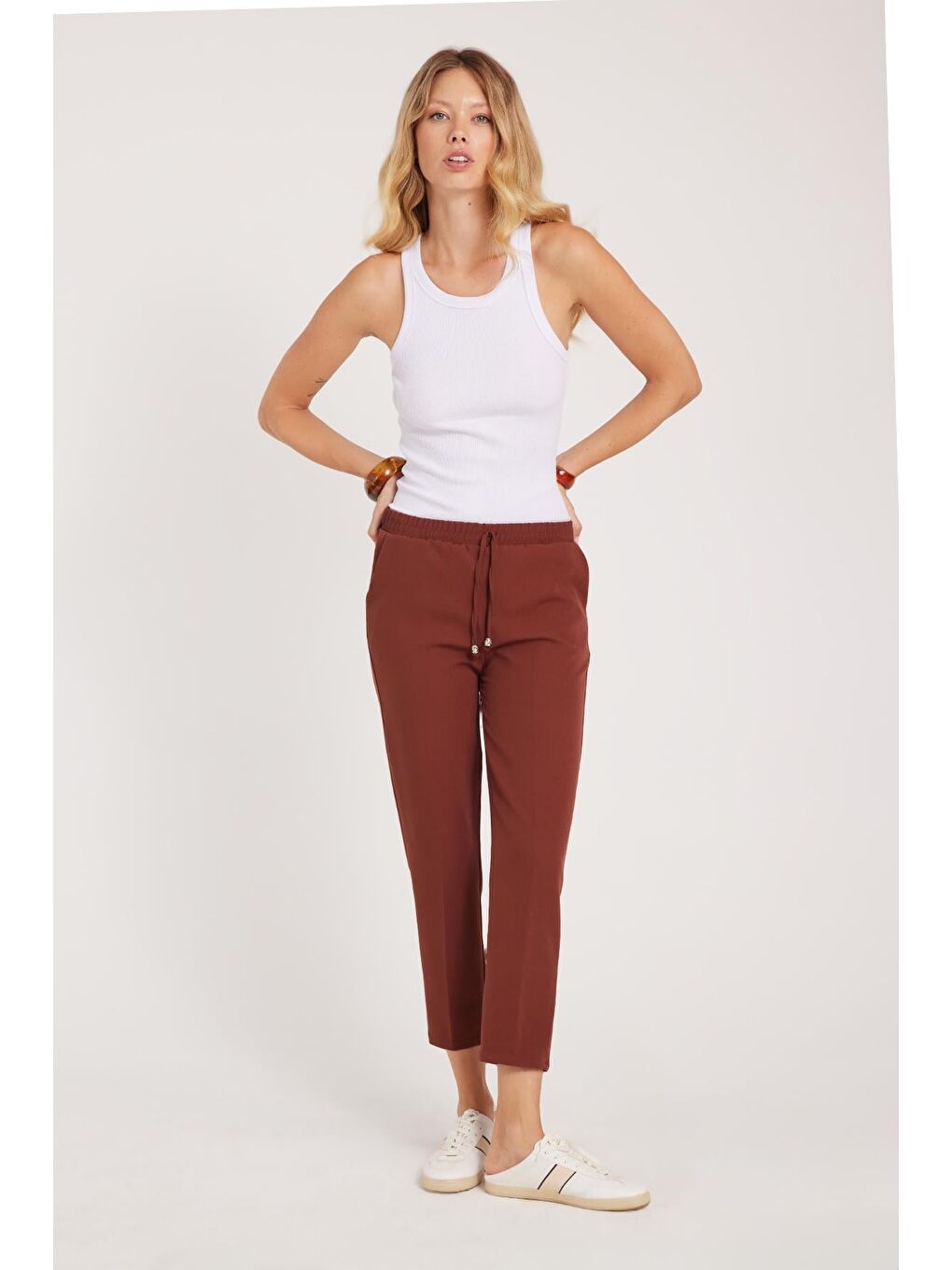 Kadın Relax Fit Rahat Kesim Yüksel Bel Dar Paça Beli Lastikli Bağcıklı Kahverengi Pantolon-4