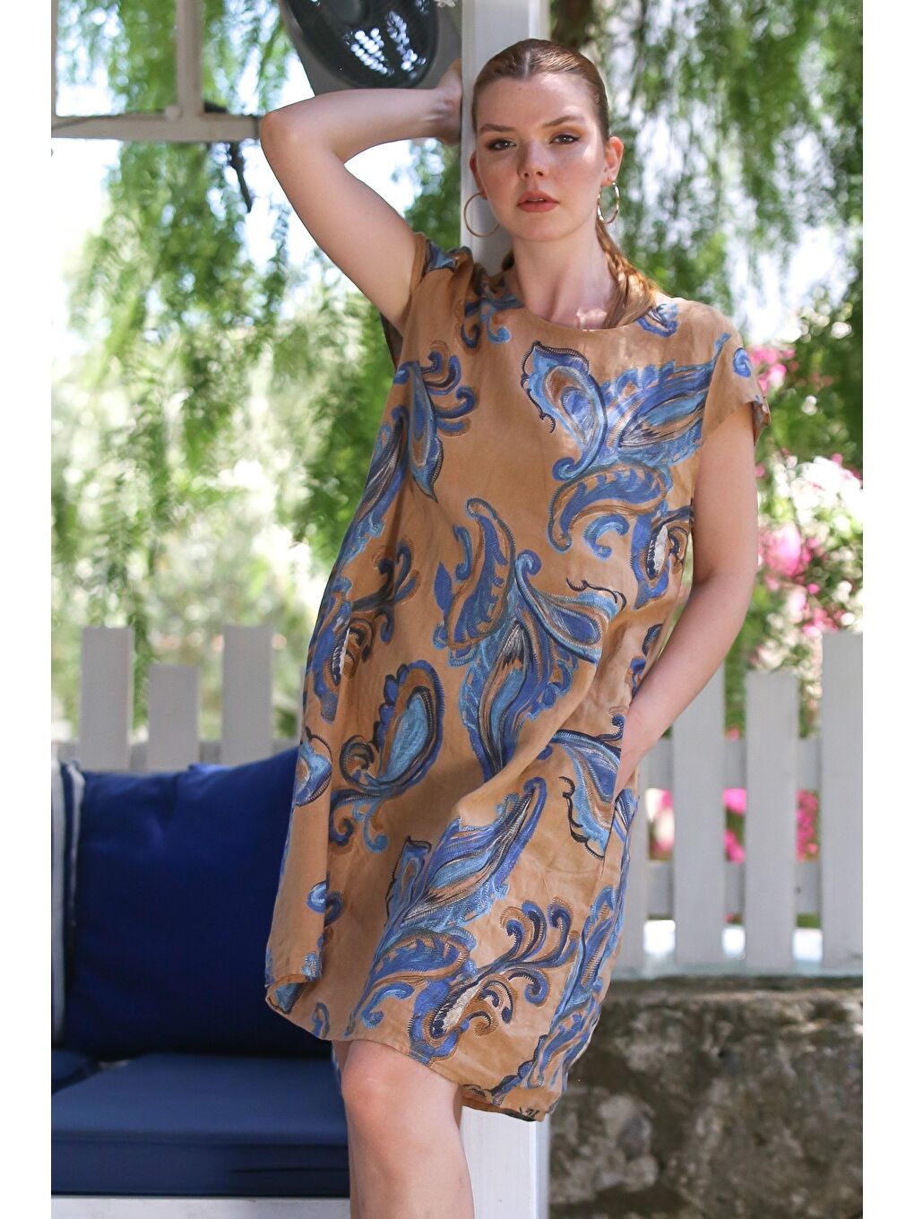 Kahverengi İtalyan Tarçın Rengi Kayık Yaka Düşük Kol Şal Desenli Gizli Cepli Casual Keten Dokuma Elbise 100 65