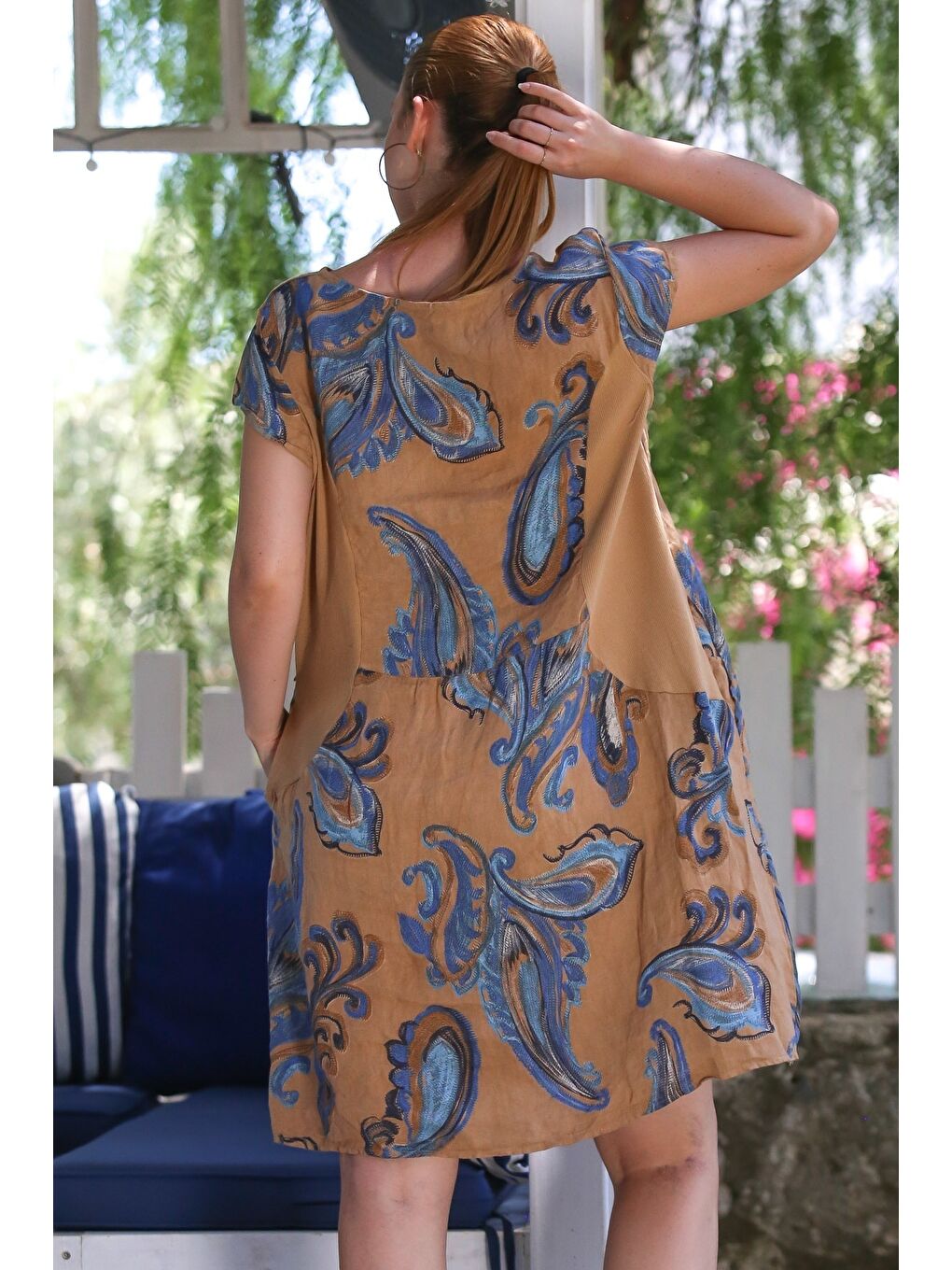 Kahverengi İtalyan Tarçın Rengi Kayık Yaka Düşük Kol Şal Desenli Gizli Cepli Casual Keten Dokuma Elbise 100 65-1