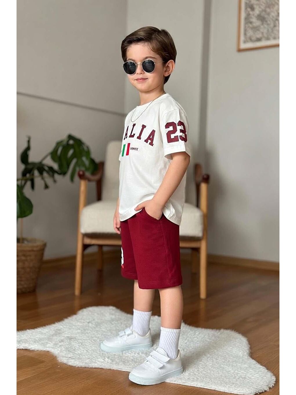 Erkek Çocuk Üzerinde İtalia Yazı ve Bayrak Baskılı T-Shirt Bordo Şortlu Takım-1