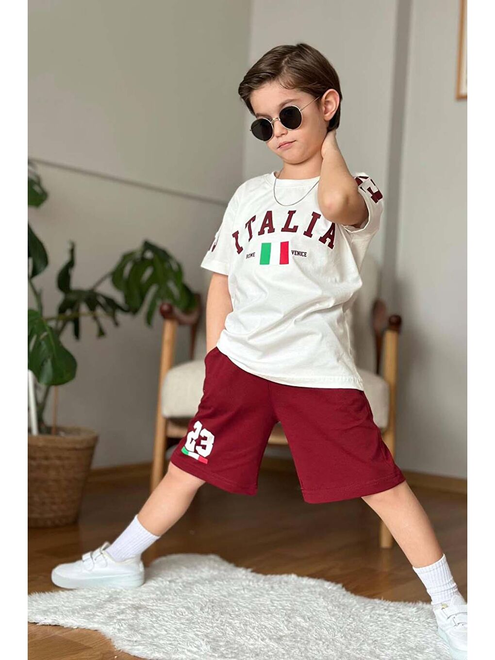 Erkek Çocuk Üzerinde İtalia Yazı ve Bayrak Baskılı T-Shirt Bordo Şortlu Takım-2