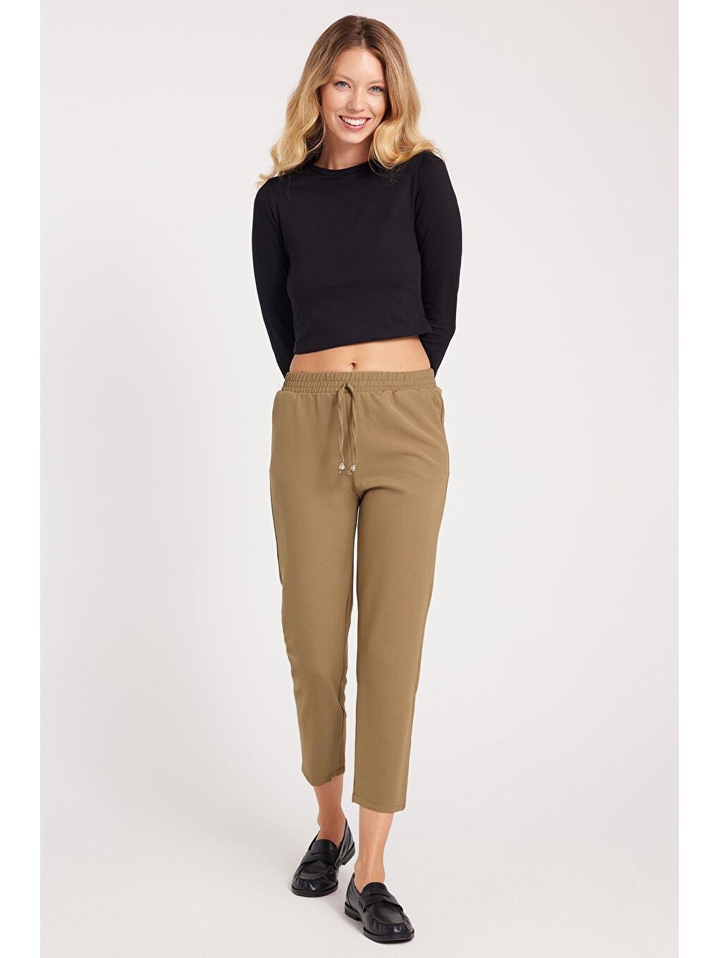 Kadın Relax Fit Rahat Kesim Yüksel Bel Dar Paça Beli Lastikli Bağcıklı Haki Pantolon-3