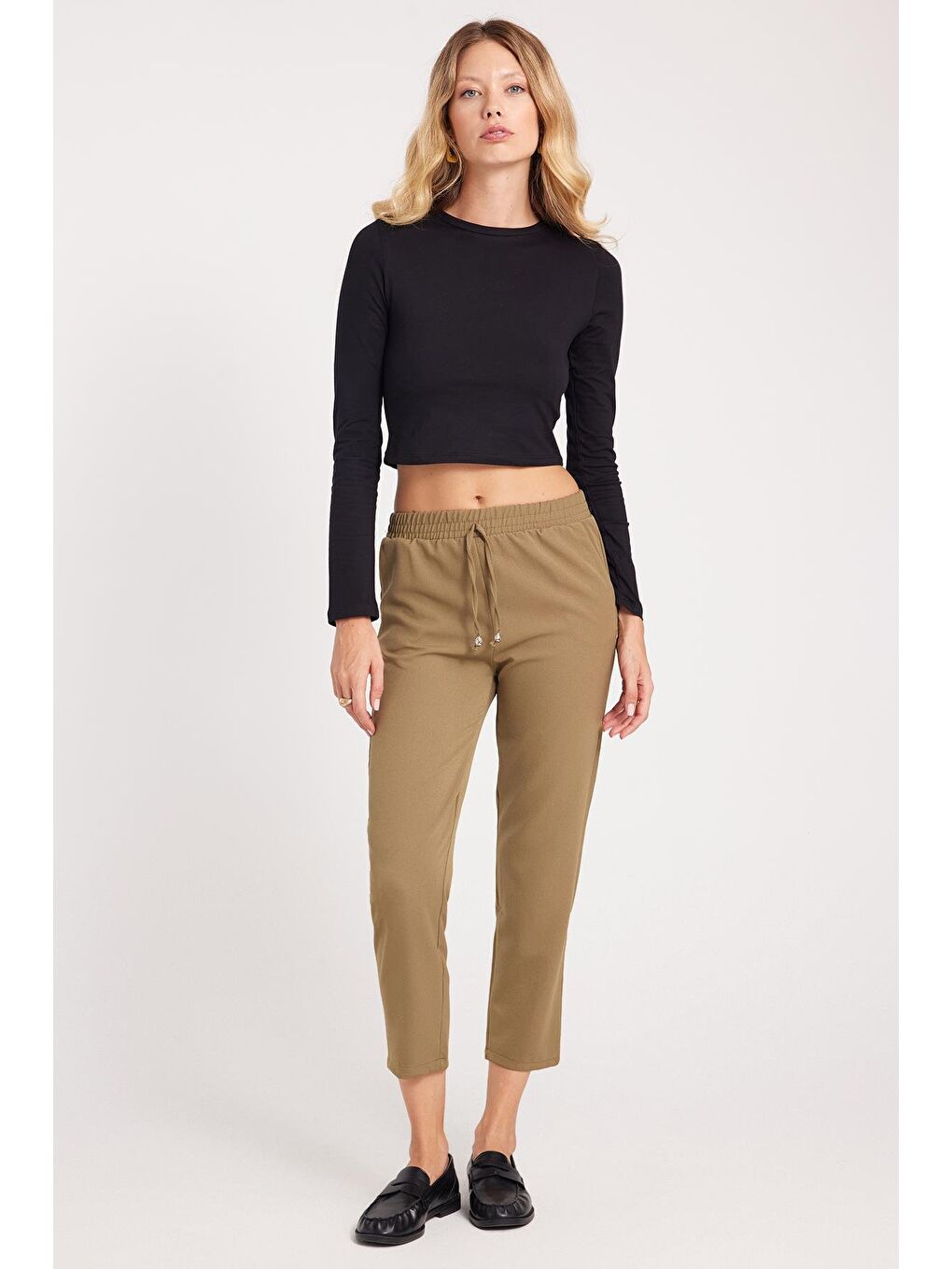 Kadın Relax Fit Rahat Kesim Yüksel Bel Dar Paça Beli Lastikli Bağcıklı Haki Pantolon-4