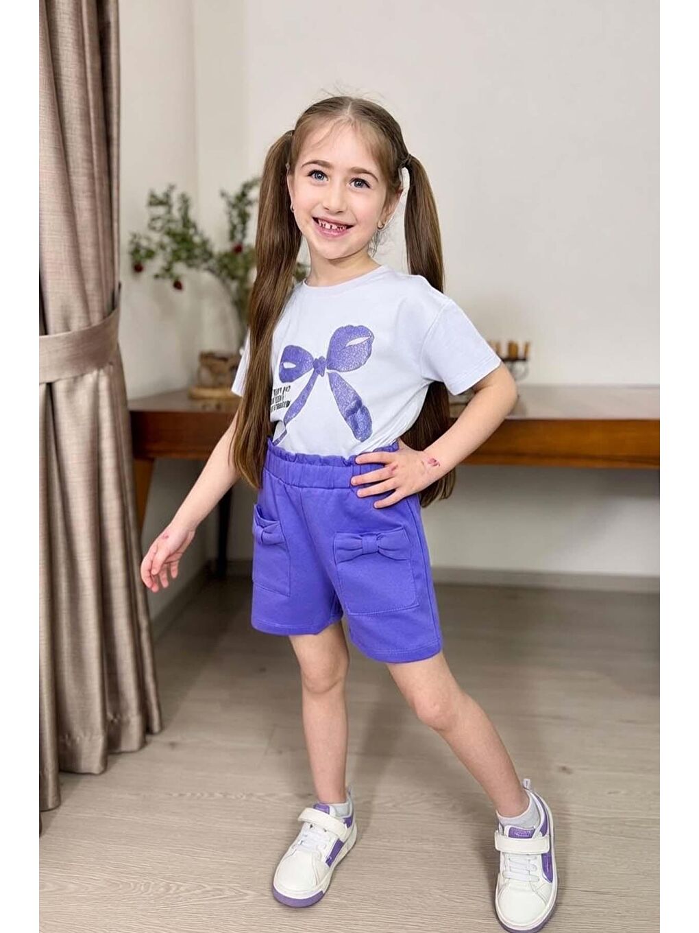 Kız Çocuk Üzerinde Digital Kurdela Basklı T-Shirt ve Fiyonk Cep Detaylı Lila Şortlu Takım-1