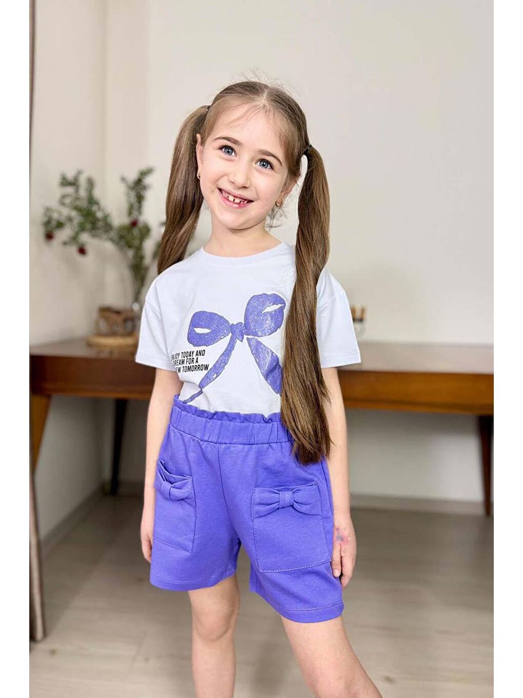 Kız Çocuk Üzerinde Digital Kurdela Basklı T-Shirt ve Fiyonk Cep Detaylı Lila Şortlu Takım-2