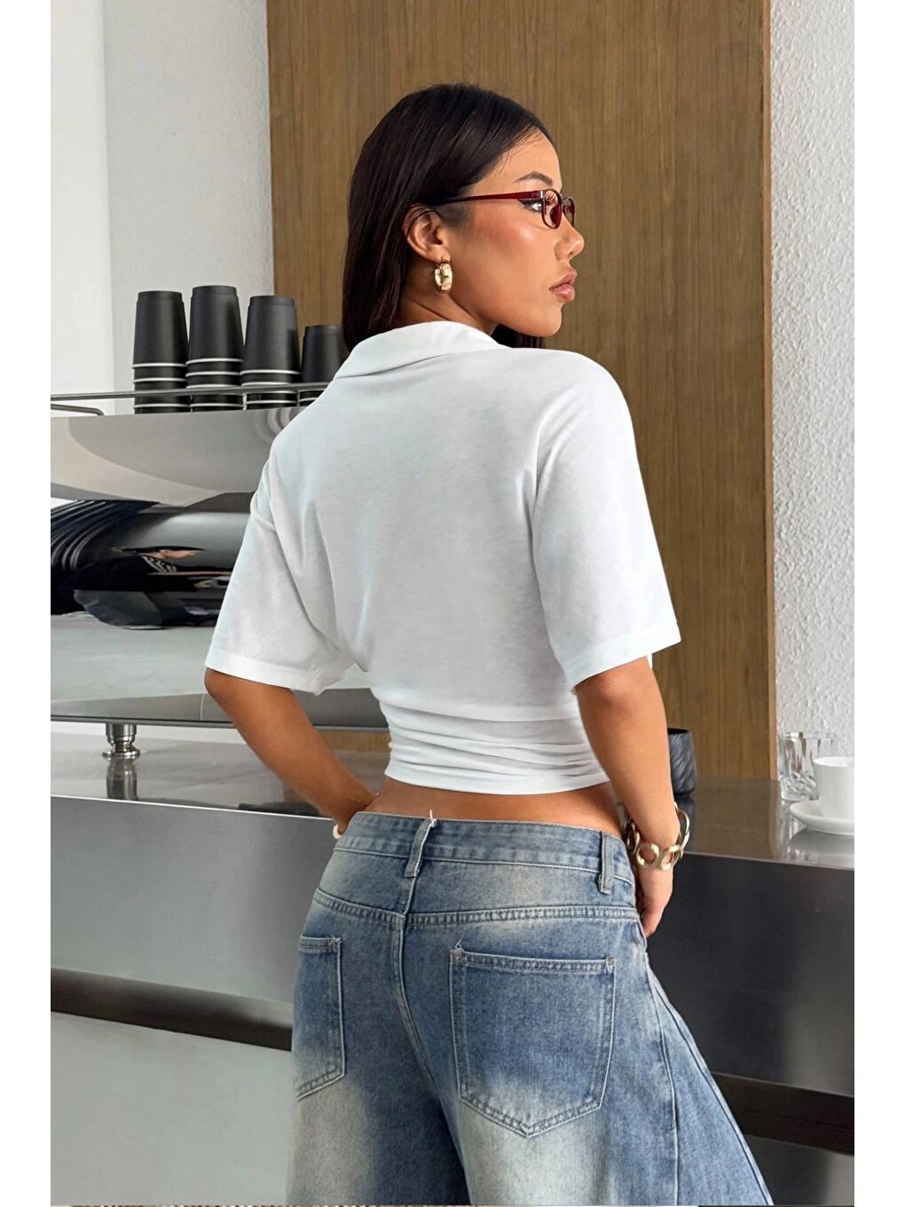 Kadın Beyaz Crop Belden Oturan Tişört Polo Yaka Modern Tasarım-3