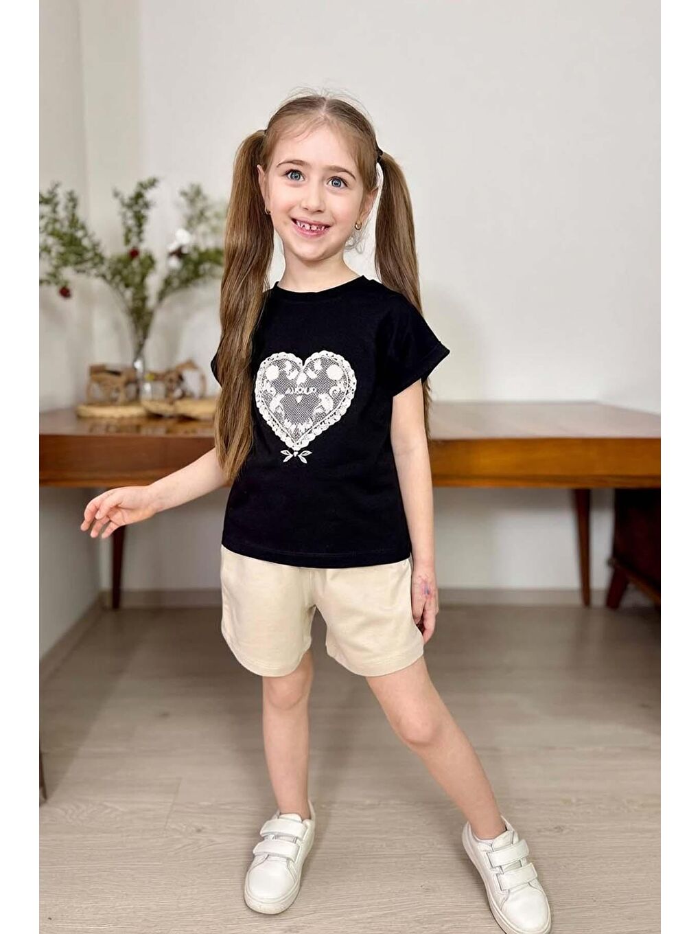 Kız Çocuk Göğsünde Dantel İşleme Kalp Detaylı Siyah T-Shirt Beli Lastikli Şortlu Takım