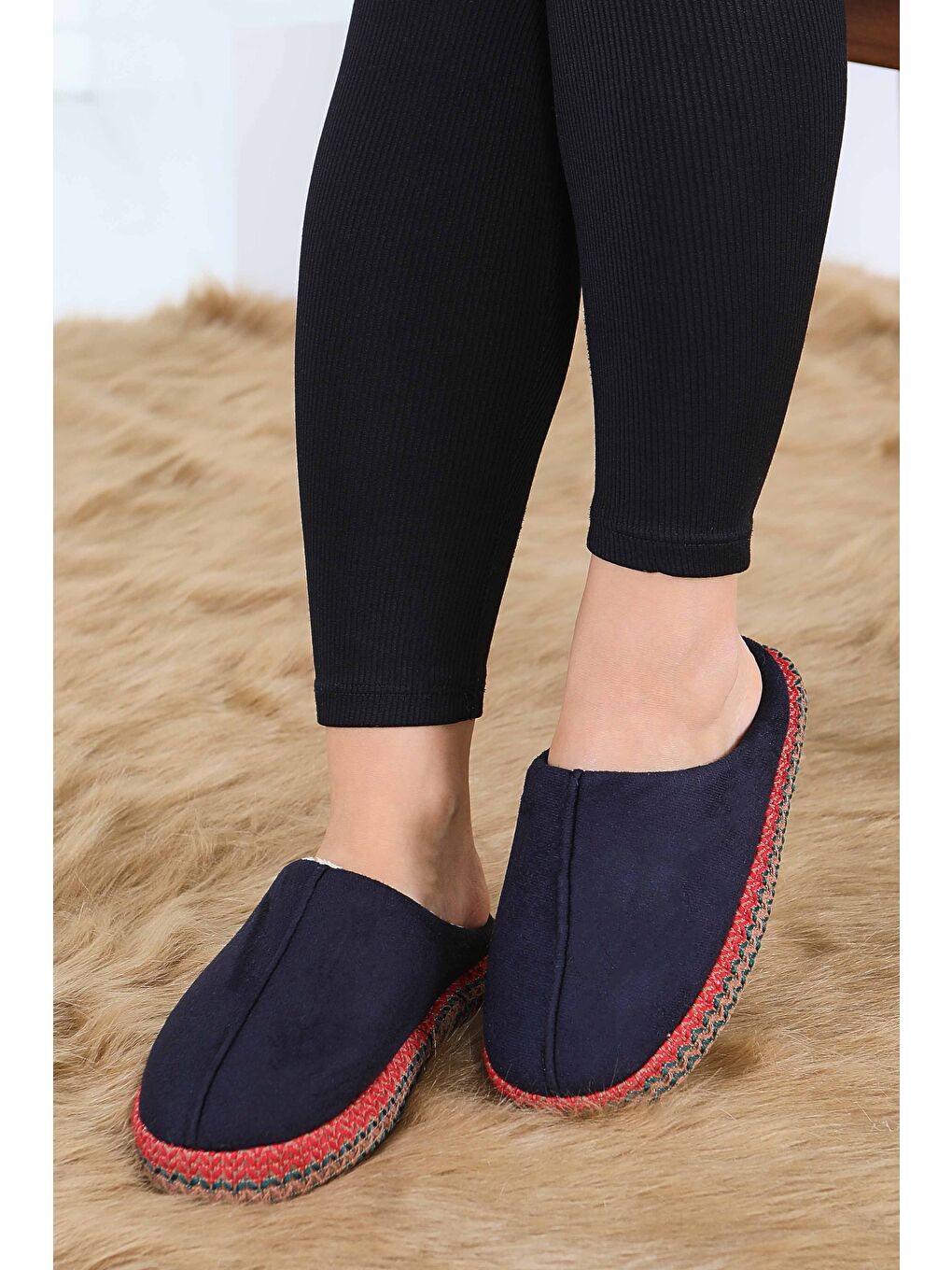 Kadın Siyah Yanları Nakışlı Ev Terliği - 27781-SIYAH