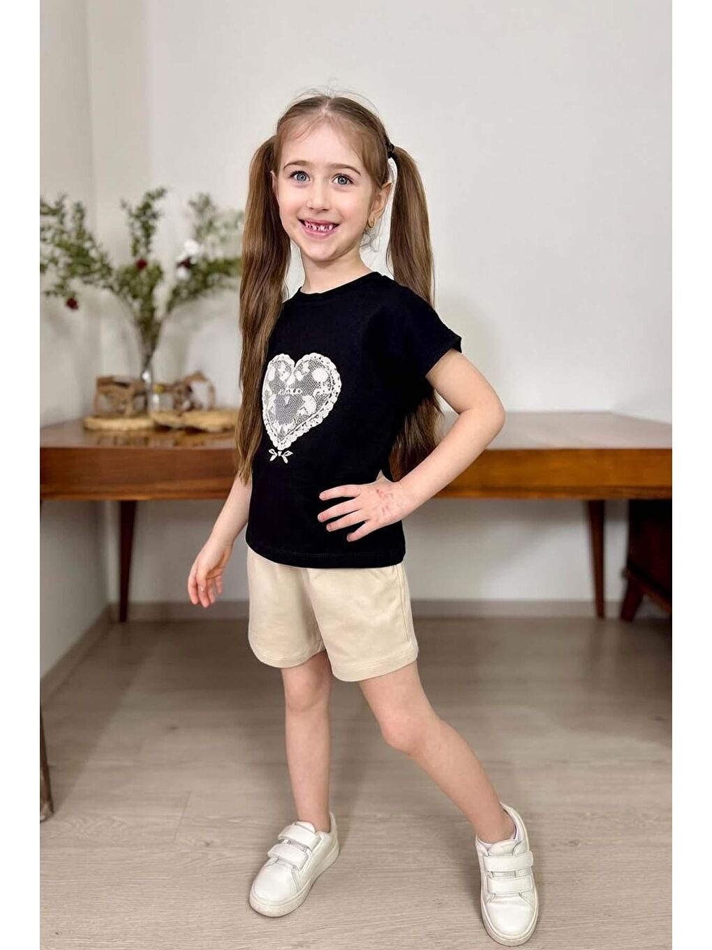 Kız Çocuk Göğsünde Dantel İşleme Kalp Detaylı Siyah T-Shirt Beli Lastikli Şortlu Takım-1