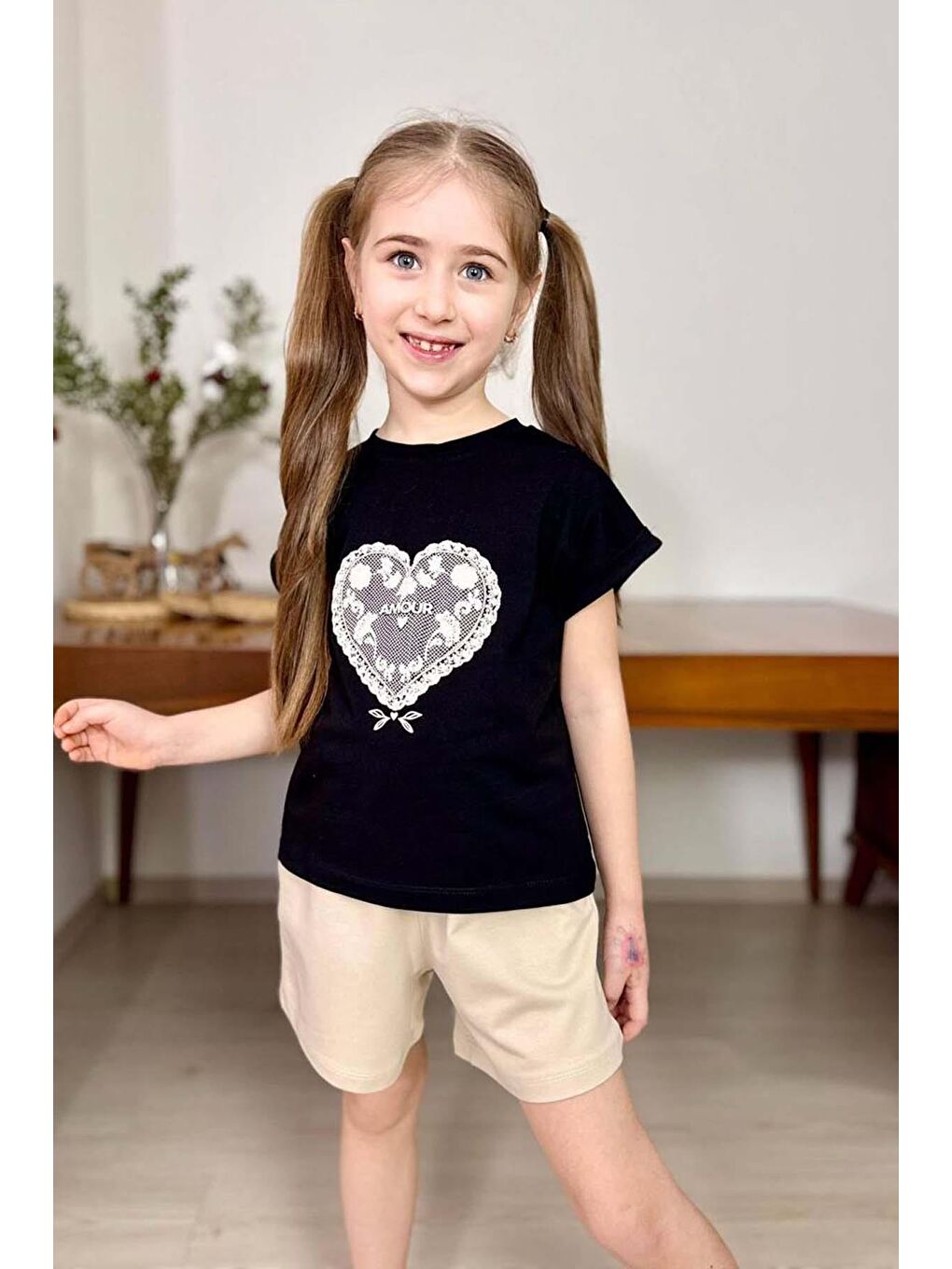 Kız Çocuk Göğsünde Dantel İşleme Kalp Detaylı Siyah T-Shirt Beli Lastikli Şortlu Takım-2