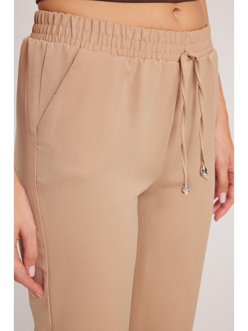 Kadın Relax Fit Rahat Kesim Yüksel Bel Dar Paça Beli Lastikli Bağcıklı Bej Pantolon-2