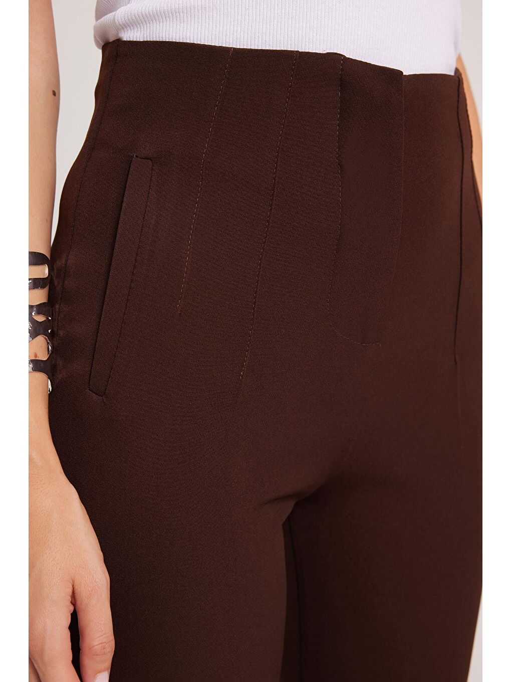 Kadın Relax Fit Rahat Kesim Yüksel Bel Dar Paça Kahverengi Pantolon-2