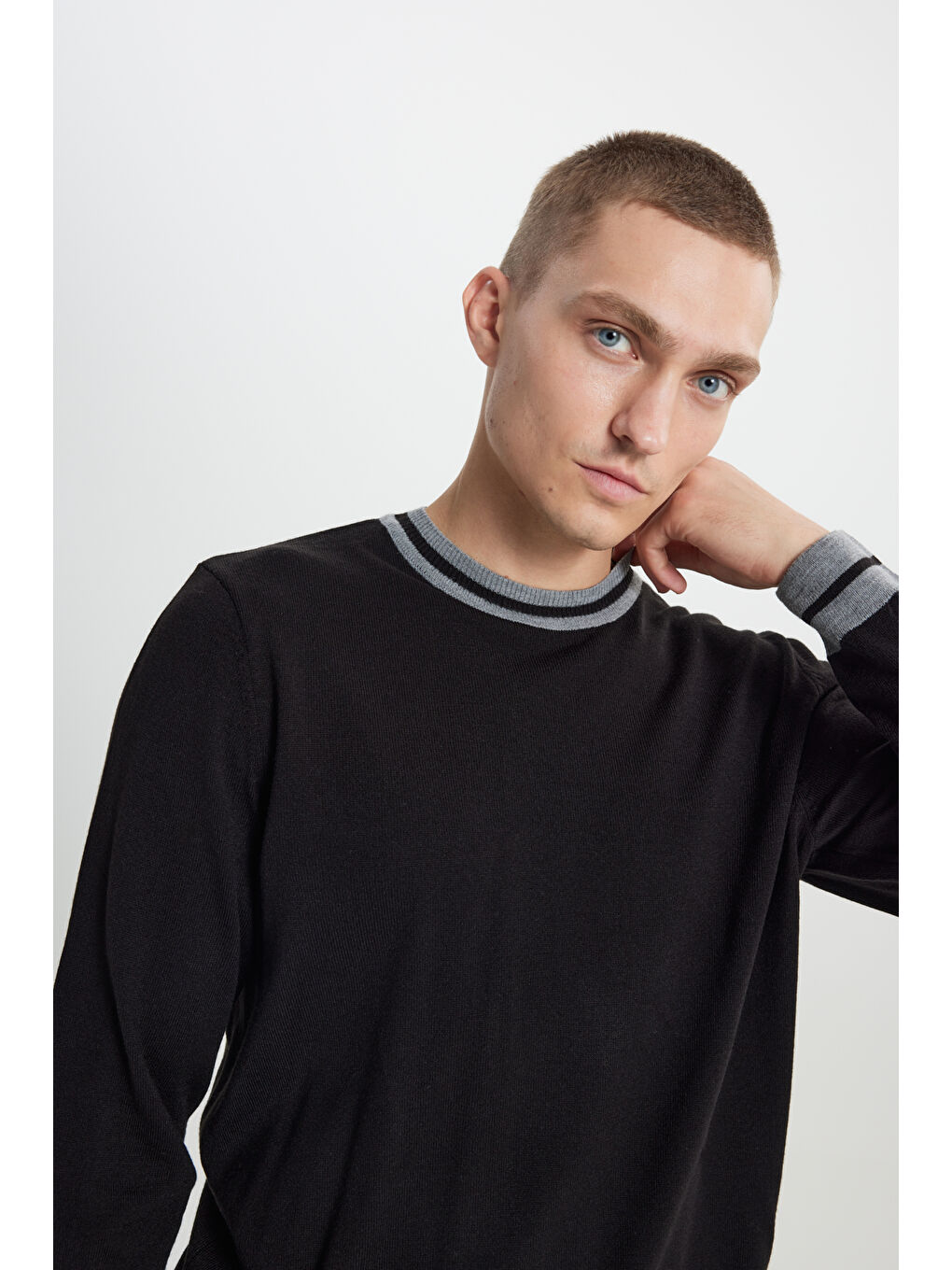 Erkek Siyah Anti-Pilling Kolu ve Yakası Şerit Desenli Standart Fit Bisiklet Yaka Triko Kazak-3