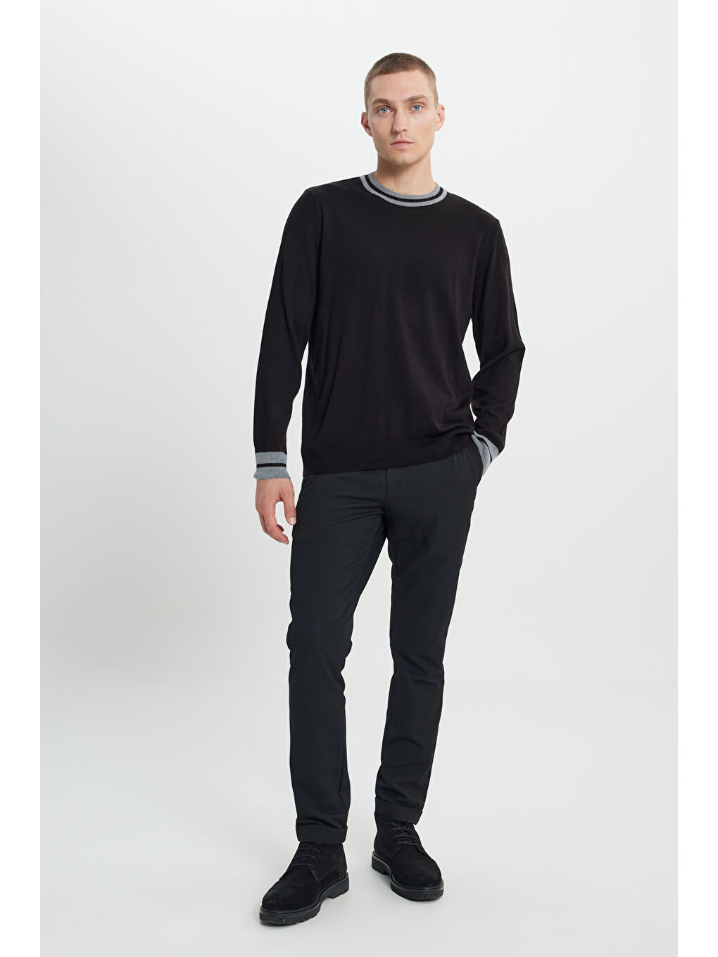 Erkek Siyah Anti-Pilling Kolu ve Yakası Şerit Desenli Standart Fit Bisiklet Yaka Triko Kazak-1