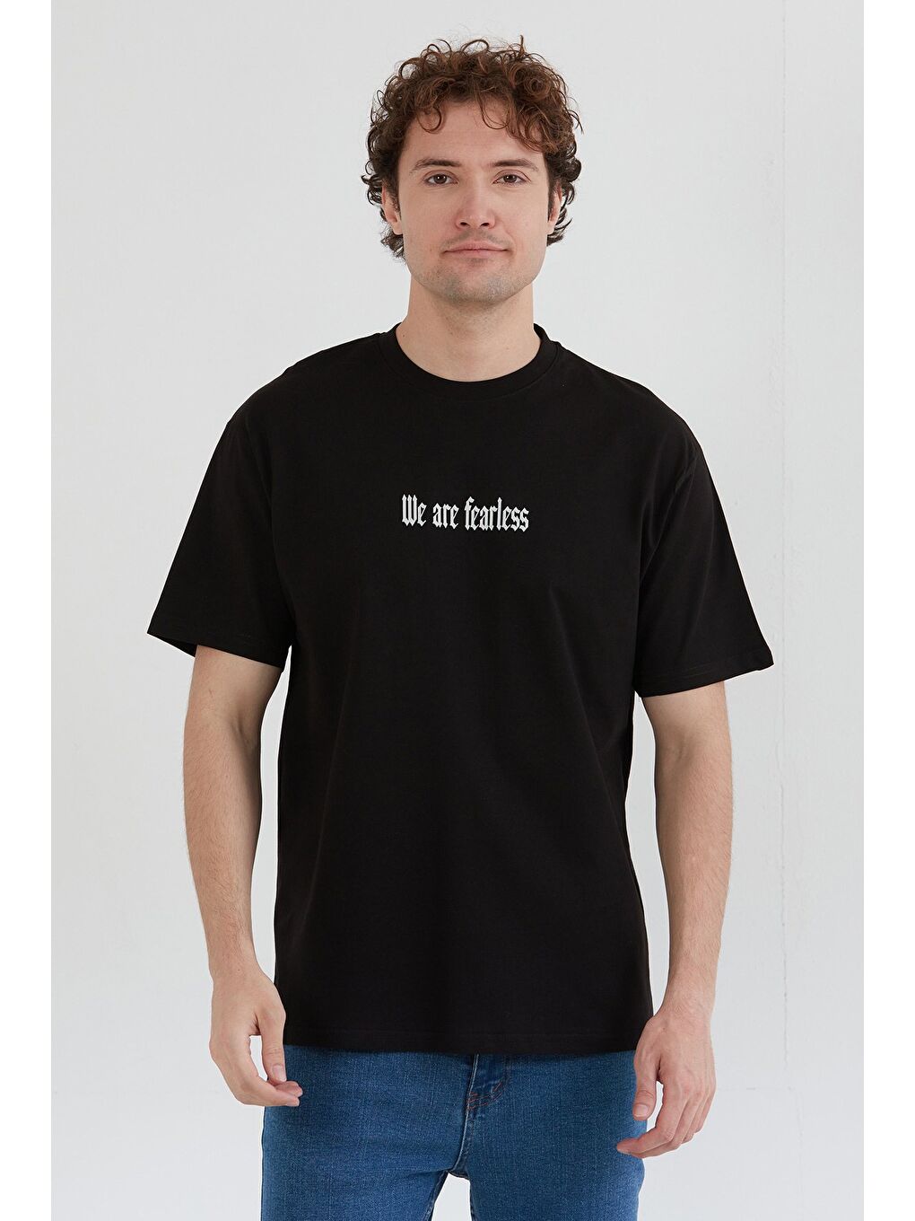 Siyah We Are Fearless Yazı Baskılı Bisiklet Yaka Tişört