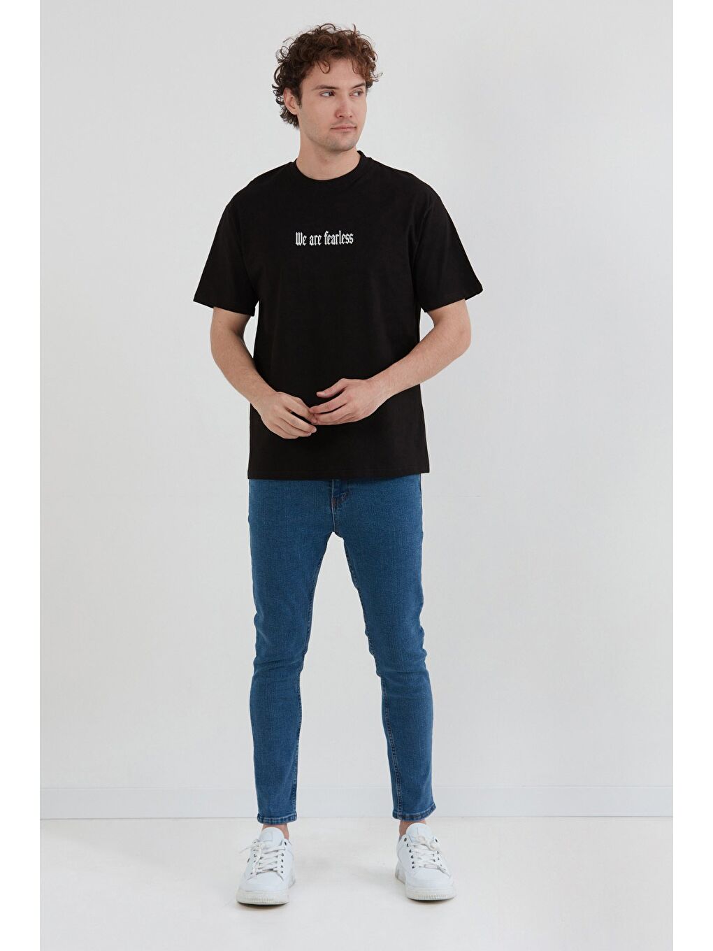 Siyah We Are Fearless Yazı Baskılı Bisiklet Yaka Tişört-1